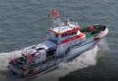 Der Seenotrettungskreuzer HAMBURG der DGzRS-Station Borkum koordiniert die Suche nach einem vermissten Fischer.