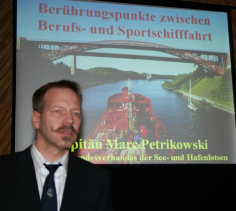 Kapitän Marc Petrikowski aus Leer 